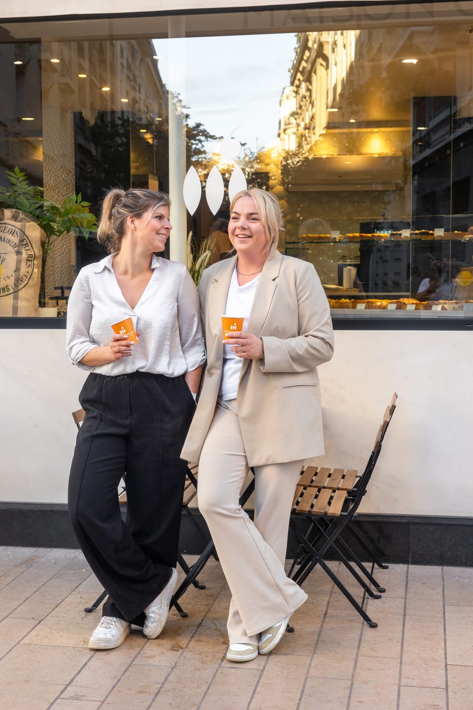 Manon et Maureen devant la boutique Maison Complices