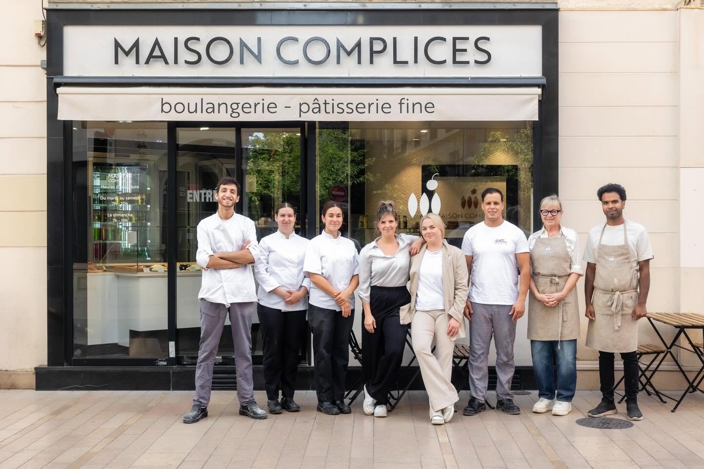 L’équipe Maison Complices devant la boutique